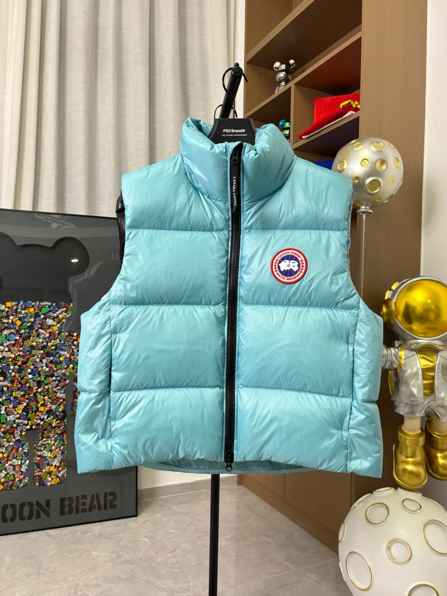 P570 Style number: DC193# [Canada Goose] Big Goose 🦢National Standard 90 White Duck Down Puff Down Vest Canada Goose official website model 1:1:1 customized New national standard down cotton has better thermal insulation performance, is light and not heavy, and has good loft recovery after compression! Filled with 90% white duck down, it is the legendary warmest down jacket and is known as a must-have for Arctic outdoor sports! Waterproof, diamond-resistant and fade-resistant 24-count calendered woolen surface (waterproof level is consistent with the level of ball-bearing raincoats). Canada Goose has always been recognized as the warmest down jacket and the most popular down jacket in the world. Major celebrities are rushing to buy it, and it is a must-have!  Color: Silver Black Blue Size: XS-S-M-L-XL [Picture 9️⃣Size Chart]